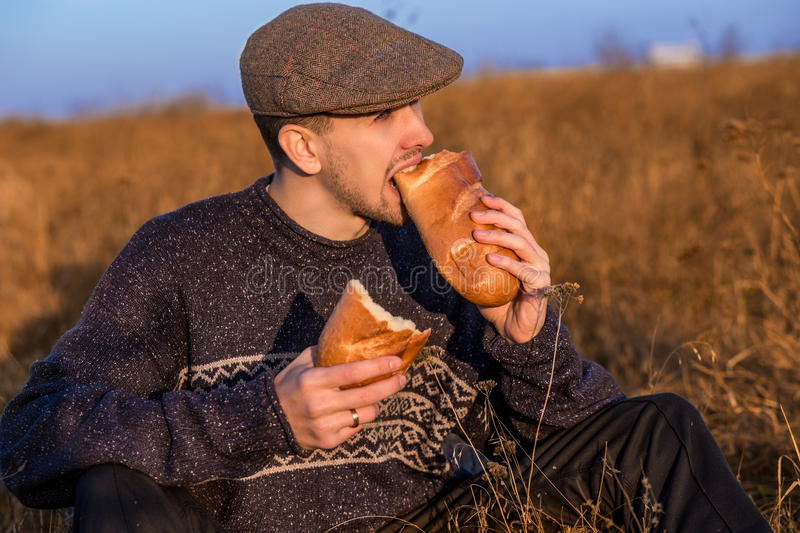 Человек есть много хлеба. Мужчина ест хлеб. Мужик с хлебом. Человек хлеб. Ворует хлеб.