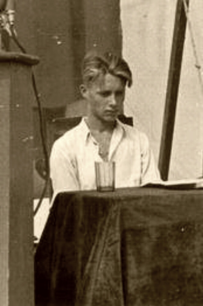 Толя Андриенко на встрече с послевоенным расчетом именной пушки. (Тарутинский район, 1950 г.)