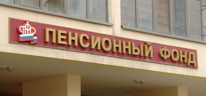 По общему правилу ежемесячно не позднее 15-го числа месяца, следующего за отчетным периодом – месяцем, страхователь представляет о каждом работающем у него застрахованном лице сведения по форме СЗВ-М (письмо ПФР от 28 марта 2018 г. № 19-19/5602).
