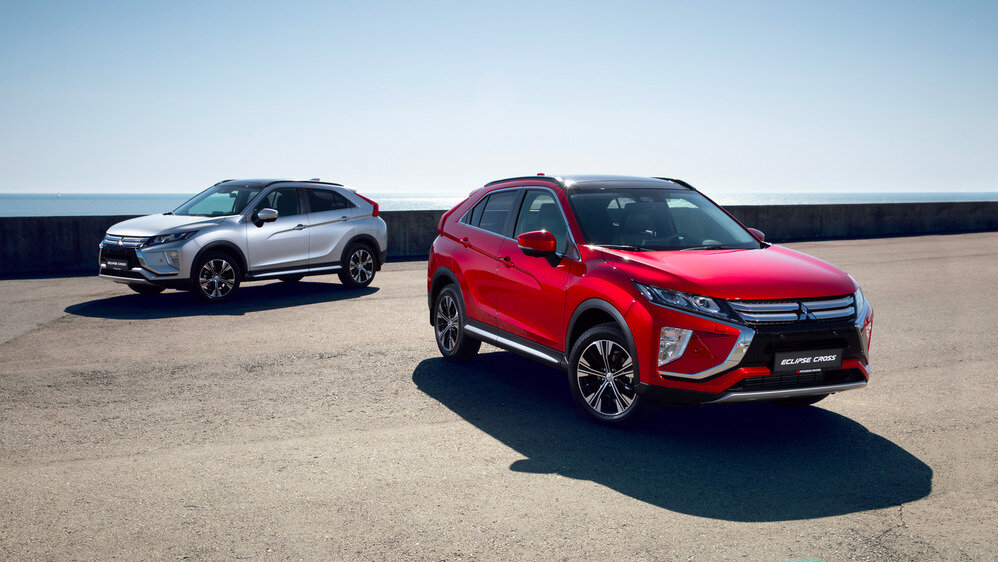   Эффектному  Eclipse Cross идёт яркий окрас. Но из восьми доступных для модели  цветов таких только два. И они оба красные. Остальные: невзрачные серый,  серебристый, два варианта белого, коричневый и чёрный.  