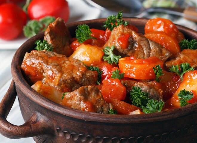 Сегодня хочу научить вас готовить вкусный гуляш из говядины.