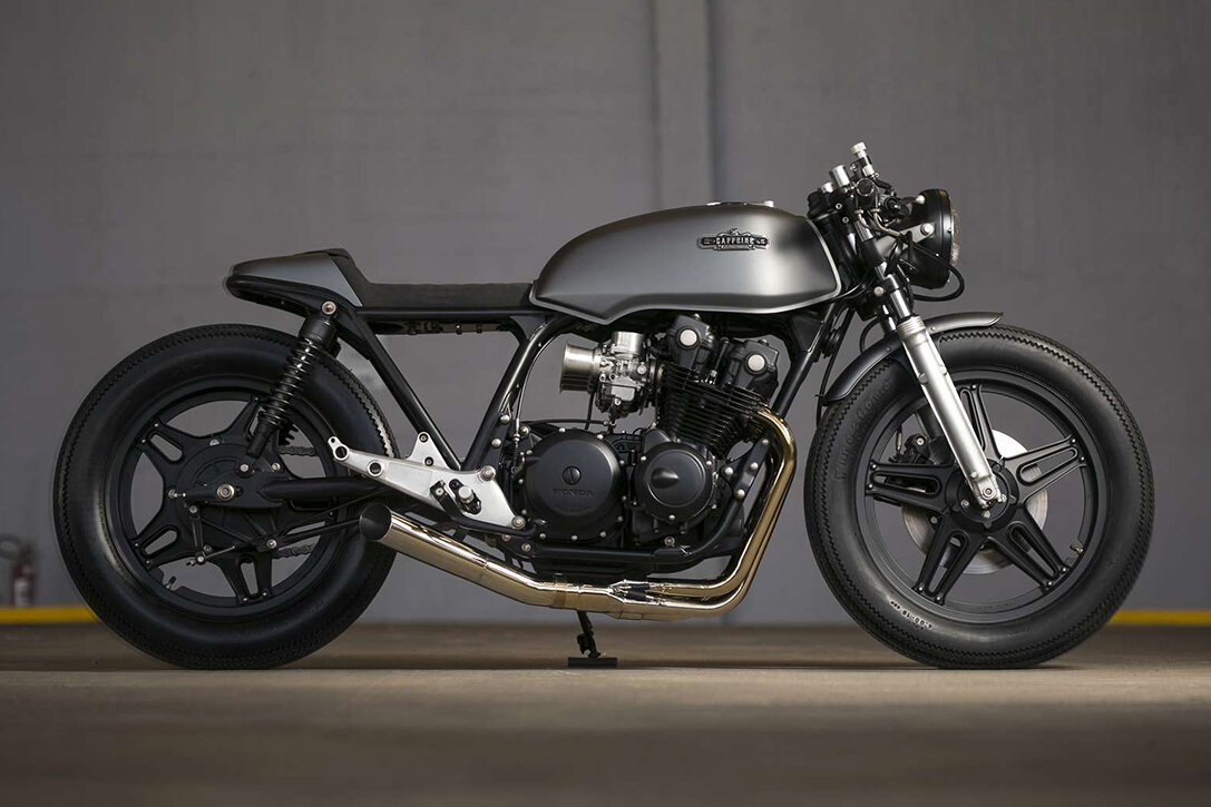 CB 400 Cafe Racer с пилотом