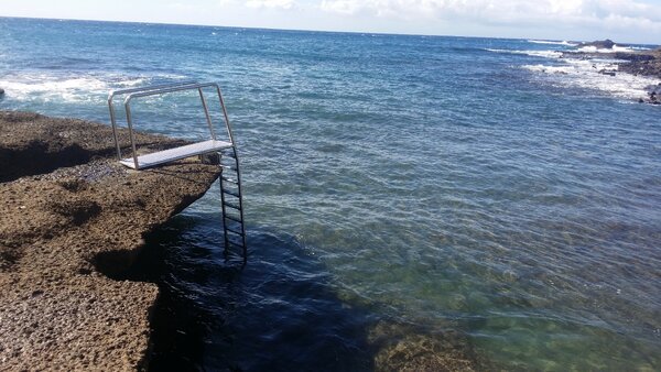 Пляж оборудован специальной лестницей для спуска и выхода из воды