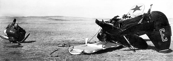 Сбитый советский истребитель И-15 бис