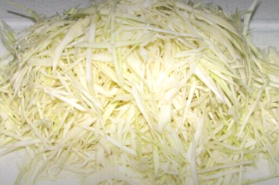 Обычно, все ингредиенты  лучше нарезать соломкой. 