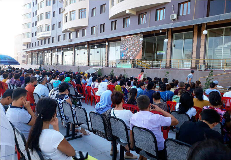 Родственники абитуриентов наблюдают за ходом экзамена, Навоийская область. Фото Kun.uz
