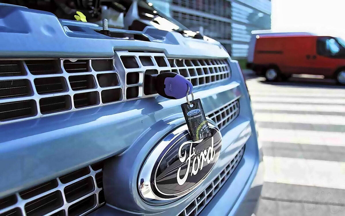 Открывание капота ключом не прижилось, и сейчас Ford вернулся к стандартному варианту. Россиянам эта схема лучше всего знакома по Фокусу, самой популярной модели марки на нашем рынке, но применялась она и на других моделях. В частности, на Мондео и Транзите. 
