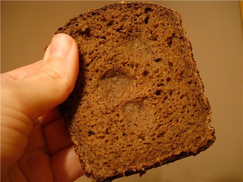 Хлеба кусок воды. Сыропеклый Мякиш. Мокрый хлеб. Дефекты хлеба. Липкий Мякиш в хлебе.