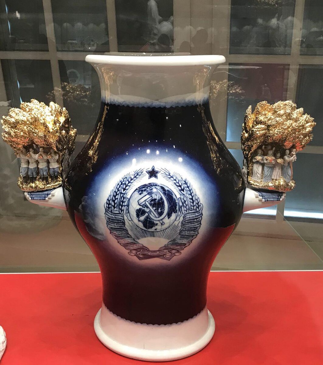 Фарфоровая ваза Конституция, 1937 год. Хранится в музее усадьбы Кусково, Москва