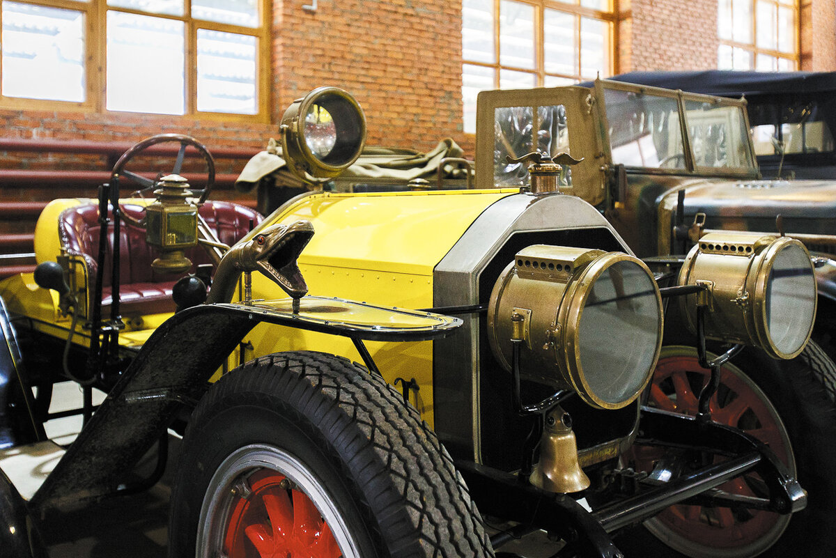 Чем больше фары, тем лучше видно. Из коллекции автомобилей "форд"