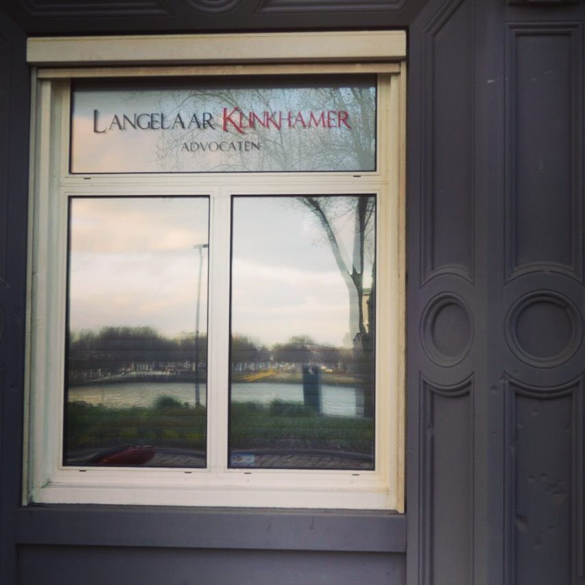 На фото - вывеска адвоката в Роттердаме