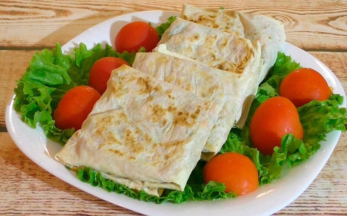 Конверты из лаваша с моцареллой, помидорами и базиликом