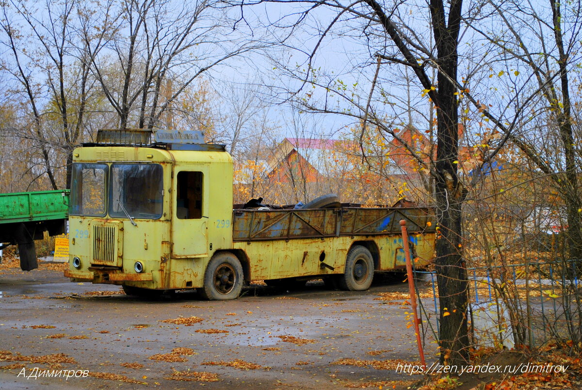 КТГ-2. Киевский троллейбус грузовой-2. Фотография сделана на территории троллейбусного депо города Оренбурга осенью 2010 года