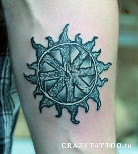 Свастика на руке в графическом монохромном стиле 