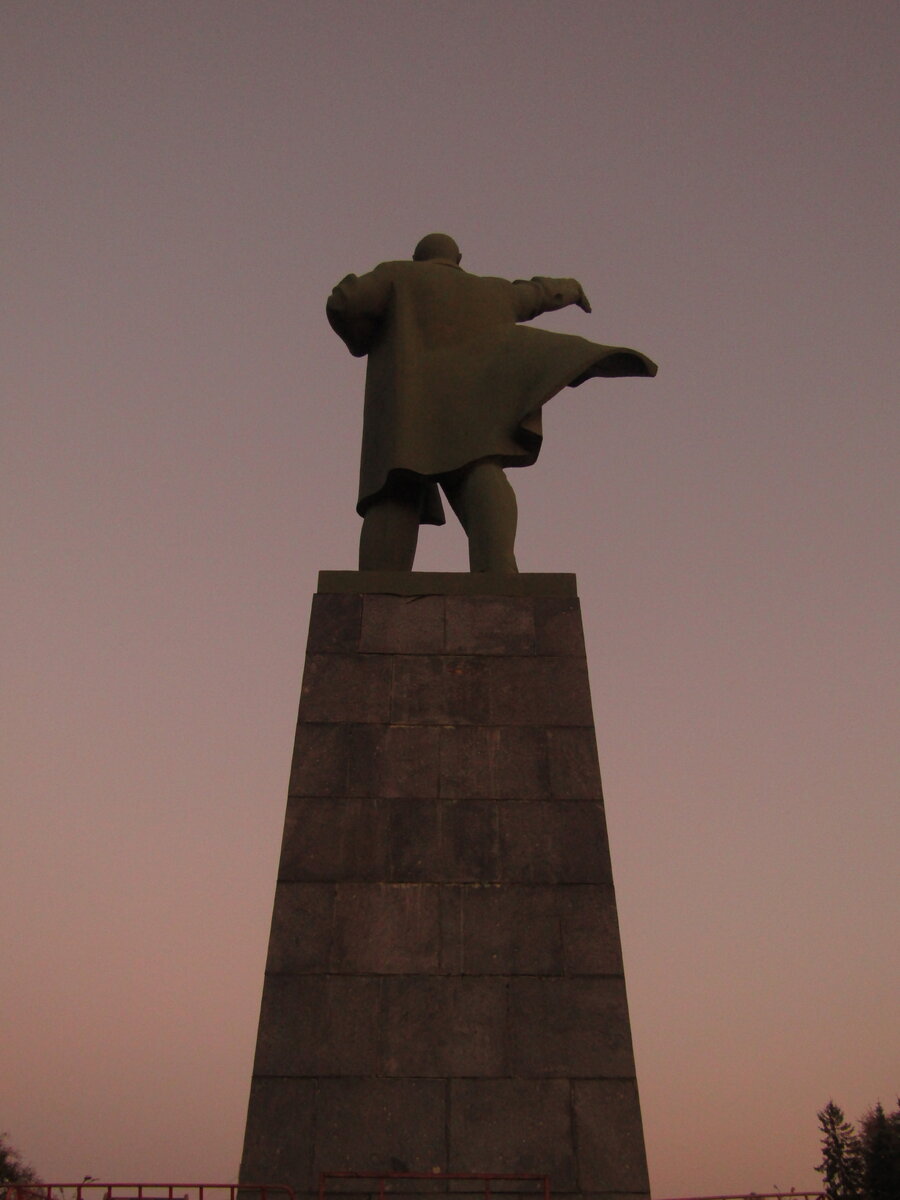 Ильич показывает всем нам, куда нам дорога