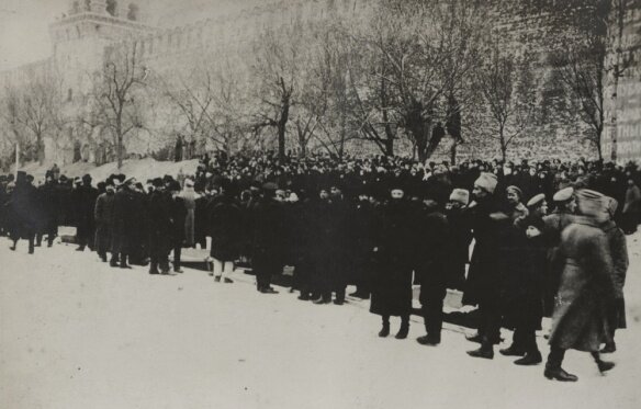 Похороны убитых революционеров у стен Кремля.1917 год