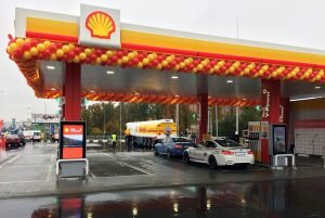 Председателем концерна «Royal Dutch Shell» в России Седериком Кремерсом в кулуарах открывшейся конференции «Нефть и газ Сахалина-2018» было сказано журналистам, что невзирая на падение прибыльности розничных продаж нефтепродуктов в РФ в нынешнем году, «Shell» верит в дальнейшее улучшение ситуации и запланировала удвоить сеть своих АЗС в стране до 600 на протяжении ближайших 5-ти-6-ти лет.