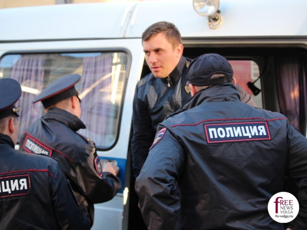 Николай Бондаренко у здания Волжского районного суда