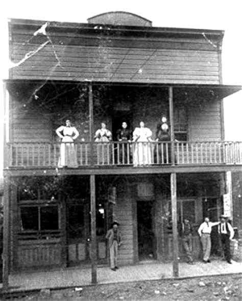Знаменитый на весь Дикий Запад бордель Дженни Ботерс в Аризоне, США, 1896 год.