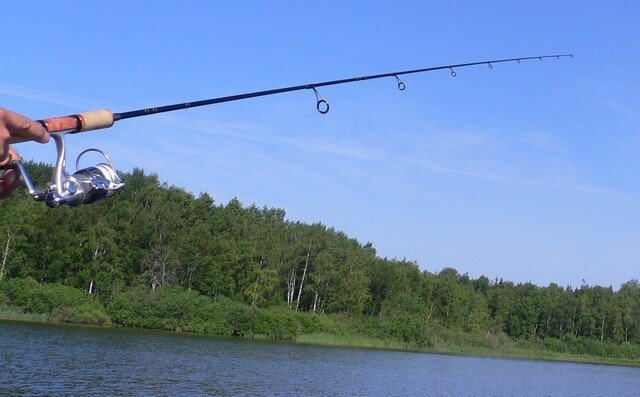 
Спиннинги различаются по целому ряду критериев: материал изготовления, строение, длина удилища, тест удилища. Нужно помнить, что универсальных спиннингов практически не существует. Давайте подробнее рассмотрим все характеристики, качества и свойства спиннингов, чтобы выбрать именно то, что нам нужно.