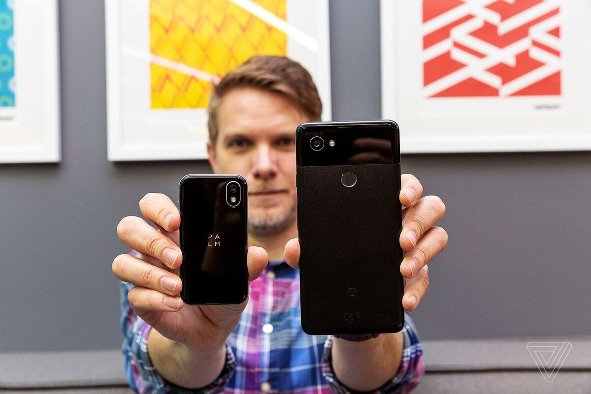 На фото: Palm в сравнении с Google Pixel 2XL