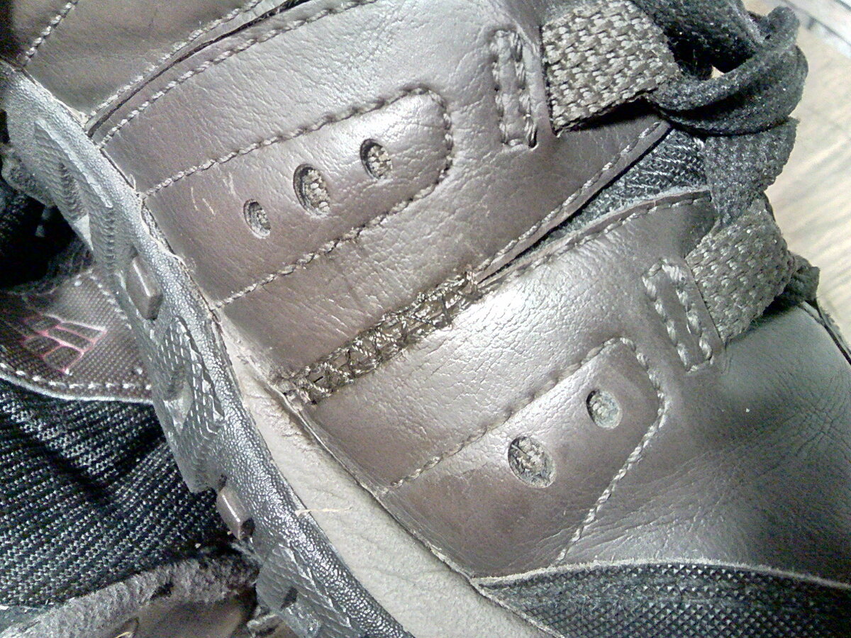 Штопка на обуви. Фото задника кроссовок. Латка карман задника обуви. Ремонт задников на кроссовках.