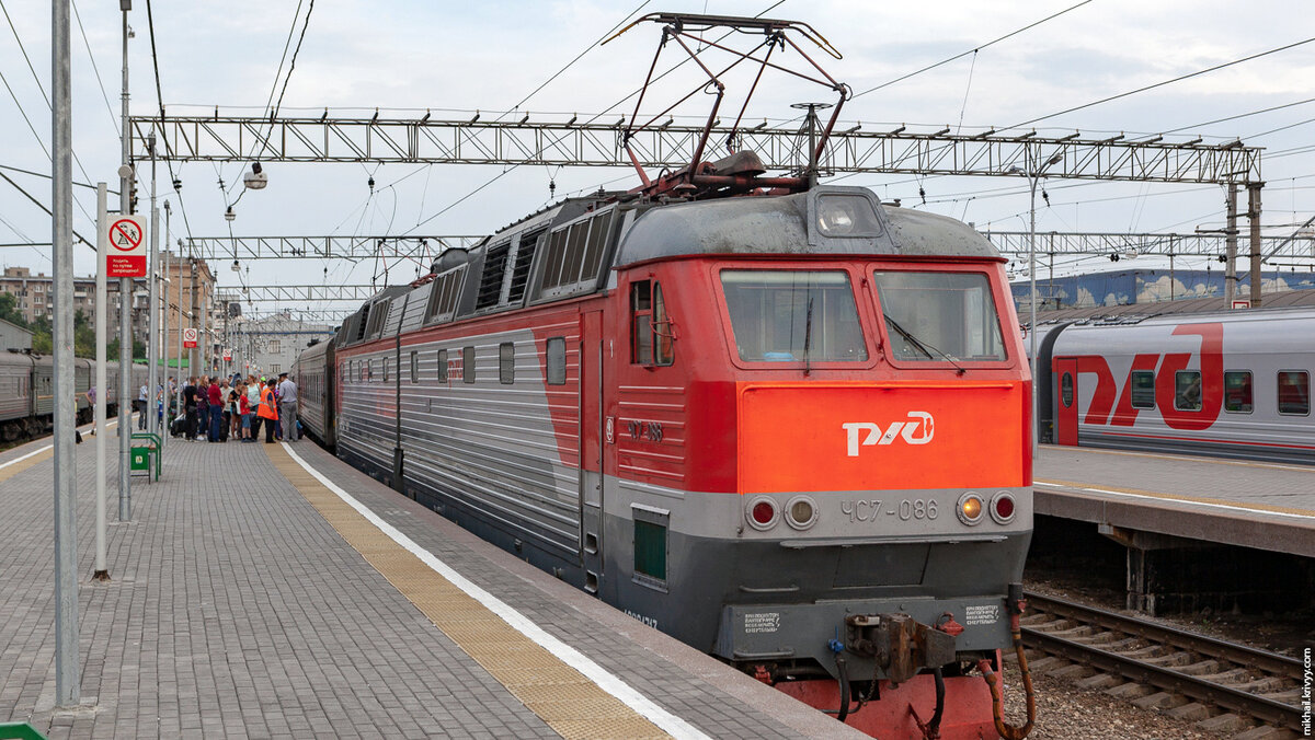 1. Под поезд подали электровоз ЧС7-086.