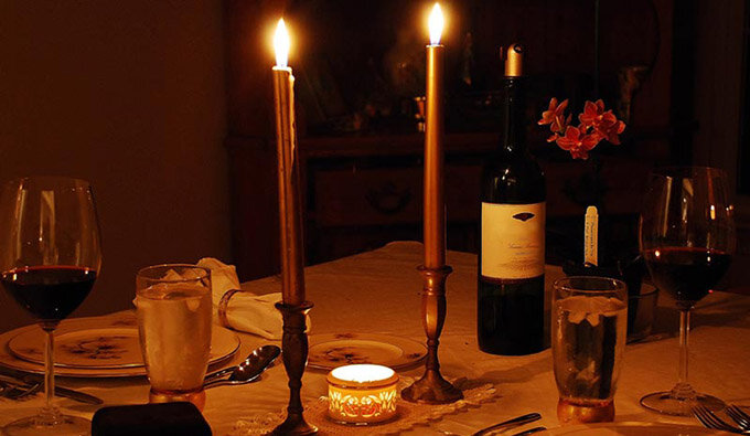 Общий стиль торжества. Решая, как устроить романтический ужин, первоначально обратите внимание на помещение, в котором вы будете встречать своего возлюбленного. Конечно, заново переделать квартиру не получится, но внести коррективы вам вполне под силу. Передвиньте диван, освободите место для танцев.