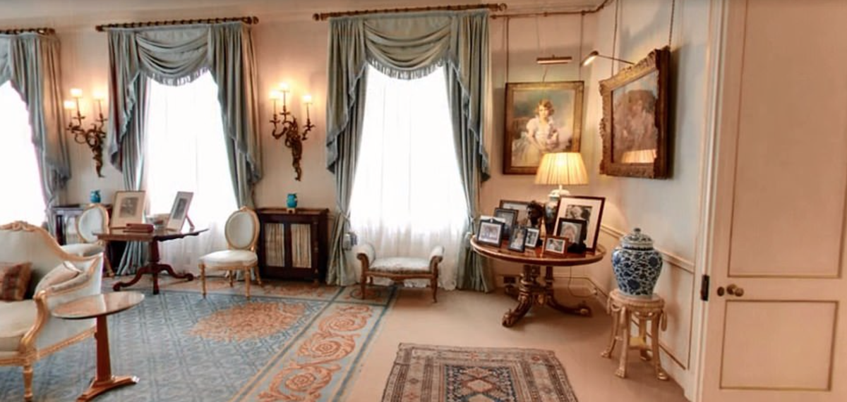 Малая гостиная является одной из приемных в Clarence House. Герцог и герцогиня Корнуэльские используют комнату для приема гостей и в качестве фона для официальных королевских семейных портретов. 