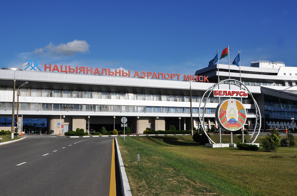 Аэродром минск. Белоруссия Минск аэропорт. Minsk 2 International аэропорт. Аэропорт Минск фото. Аэропорт Гродно аэровокзала Беларусь.