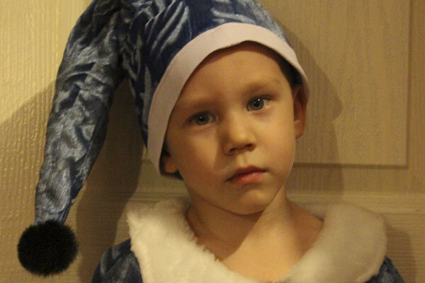 Детские предновогодние утренники не обходятся без костюмов сказочных героев. Купить костюм могут позволить себе не все. Тем более, что ребёнок быстро растёт и это, скорее всего, будет наряд только на один раз.Если есть швейная машина и хотя бы какие-то начальные навыки шитья, можно сшить новогодний костюм своими руками. Даже не обязательно покупать для этого новую ткань и другие материалы для отделки. Предлагаем идею костюмов гнома для мальчика из того, что возможно пылится в шкафах без дела. Сшиты они не по всем правилам «кройки и шитья», поэтому это ни в коем случае не обучающий материал, а лишь пример, как каждая неопытная швея может смастерить своему ребёнку костюм на Новый Год.