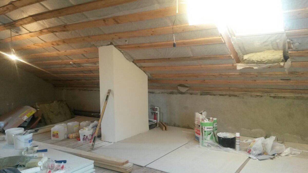 Мансардное окно лучше устанавливать до начала отделочных работ