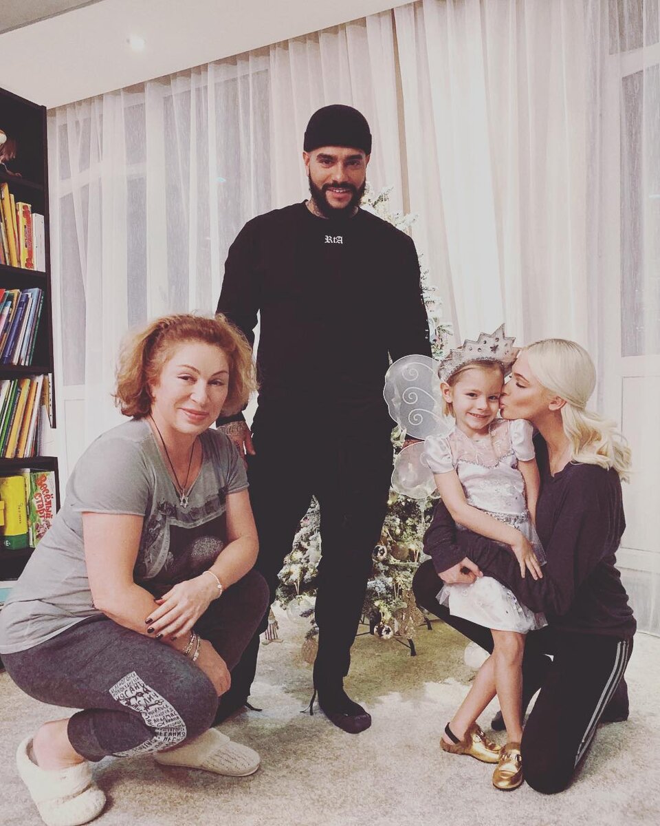 Тимати википедия биография личная жизнь семья Алена Шишкова и Тимати воссоединились ради праздничной фотосессии с дочерью ПОДР