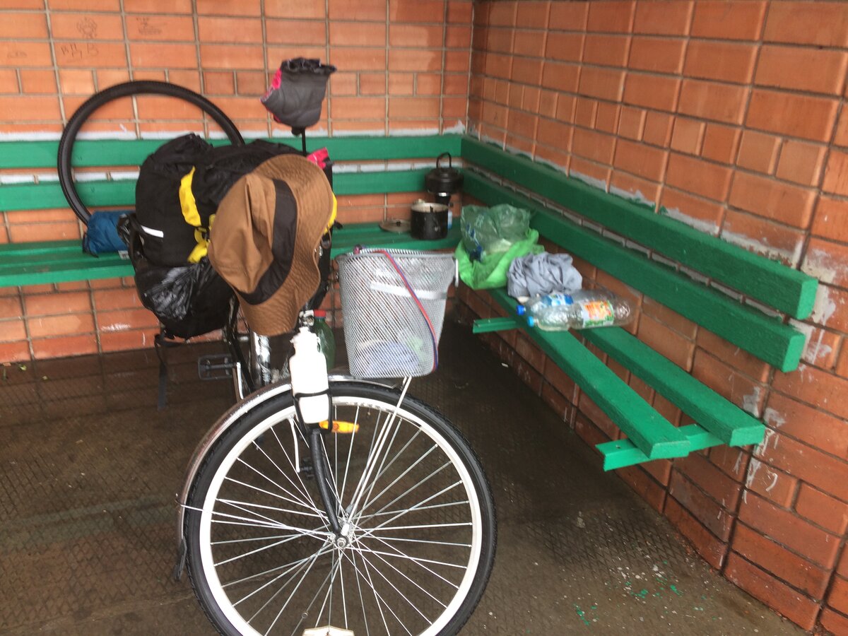 Процесс готовки обеда на остановке. Каша уже готова, чай на подходе - вскипает.