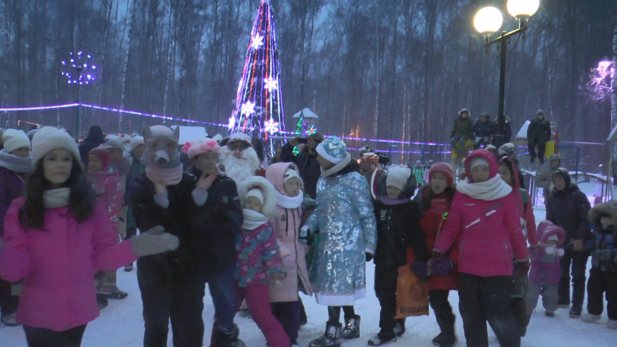  Новый год уже близко, яркими огнями украшены фасады зданий, по всей  стране проходят предпраздничные мероприятия. В Высокогорском районе  атмосфера праздника ощущается: огни гирлянд, наряженные елки, ну и,  конечно же, ожидание чуда. А как же без этого? Торжественное открытие  главной елки района добавило всем праздничного настроения.      
