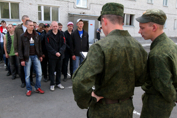 Утро было тяжелым, поднял всех военный с багровой мордой, которая при свете отдавала еще и синевой. -  Возможно в прошлом он был десантником. Заржал Женька.
Военный построил своих призывников, пересчитал отдал команду "на право" и повел вдоль путей, Влад, Женька и Виталя поплелись за ними. Через километра три впереди появился бетонный забор с колючей проволкой и серым КПП. За КПП находилось облезшее четырехэтажное здание, на территории, какие то человеки в замызганой одежде мели дорожки, рядом с ними стояли солдаты в форме с очень важным видом и презрительным взглядом. 
  Всех вновь прибывших согнали в одно помещение ожидать дальнейших распоряжений, всего набралось человек сто пятьдесят, кроме как на  подоконниках сидеть больше было не где, поэтому каждый располагался, как мог, по залу шнырял солдат в мешковатой форме выпрашивая колбасу и сигареты. Часа через два зашел офицер объявил, что все идут проходить мед. комиссию. 
  Мед. комиссия проходила быстро заводили по пять человек в кабинет не более, чем на десять минут. Войдя в кабинет все раздевались до трусов и друг за другом проходили врачей, перед Владом шел худой парнишка у которого на животе были видны четыре впалых шрама от прокола. На осмотре хирург спросил паренька:
- Что за травма была?
- Вилами проткнули. Сказал паренек.
- Бывает. Сказал хирург и шлепнул печать "годен"
После комиссии всех отвели в кинозал, что там показывали никто не запомнил, так как кто то жрал в это время, кто то спал. Далее случился ужин, из тухлой капусты и не понятной каши, все эти явства так и остались не тронуты. За тем последовало время сна, Влад вошел в спальное помещение, тусклый свет все же давал разглядеть деревянные нары с укосинами вместо подушек.
Женьку с Виталей, Влад не видел с мед. комиссии, а в сумке все еще лежали три бутылки водки, сев на нижнею шконку Влад громко спросил:
- Пить, кто будет? 
-  Я буду! Сверху спрыгнул парень ростом под два метра, кинул кулек нарезанного сала на шконку и плюхнулся рядом в след за ним подошел еще один детина и радостно рявкнул:
-  Наливай!
Влад, сам был не маленький но рядом с этими ребятами почувствовал себя щуплым. Выпив и закусив Влад познакомился со своими собутыльниками. Двухметрового звали Андрей, служить он пошел после получения высшего образования, то есть на один год. Детина Коля так же как Влад не чего до конца не закончив ехал на два года. Общение протекало ровно, водка пилась сало елось, пока в помещение не зашел солдат, как потом оказалось это был дежурный. 
- Все сюда отдали, спать уе***сь! Истерично орал он. После чего естественно был послан до места дежурства и предупрежден о последствиях своего возвращения. Ждать возвращения долго не пришлось, минут через пятнадцать  распахнулась дверь куда влетело семеро солдат и офицер. Коля в это время куда то пропал, а Влада и Андрея скрутили вывели на улицу и закрыли в стоявший на заднем дворе ржавый без колес БТР, трезветь . На дворе ноябрь находится в БТРе было не очень комфортно, Влад с Андреем разделили одну пару руковиц на двоих просидели часа три затем приехали "покупатели" набирать пополнение и их нагнали в общую толпу.
  После БТРа стоять на морозе в строю было совсем не в кайф, через некоторое время перед строем появился прапор и два сержанта, они отличались от местных вояк, форма новая наглаженная у сержантов на воротниках толстые нашивки, но пока все это новобранцам ни о чем не говорило. Сержант вызвал из строя по фамилиям  половину строя увел в здание. Влад, Коля, Андрей остались в одном строю и гадали попадут ли в одну команду, где то в том же строю терлись Баха и Мозай. Перед строем возникли полкан и старлей, кто то из толпы разбирался в званиях и информировал всех остальных, старлей назвал оставшихся, теперь парни точно поняли, что они в одной команде, их завели в помещение где в ряд стояли лавочки, которые на две половины разделял проход, на одной половине уже сидела первая команда. Когда будет отправка и кто куда едет было не известно. Покупатели Влада сидели спокойно за столом наблюдая за своими подопечными. В соседней же команде сержанты, уже строили свое стадо, что конкретно орали разобрать было не возможно. На против Влада сидел парень без шапки к нему подошел сержант и начал орать:
- Где твоя шапка дух? 
-  Потерял... Еле слышно хрюкнул тот. Сержант долго не думая оторвал капюшон у соседа того паренька одел ему на голову, а шнурки завязал на носу.
- Что б так в часть заехал душара! Заржал сержант.        
Продолжение следует.
