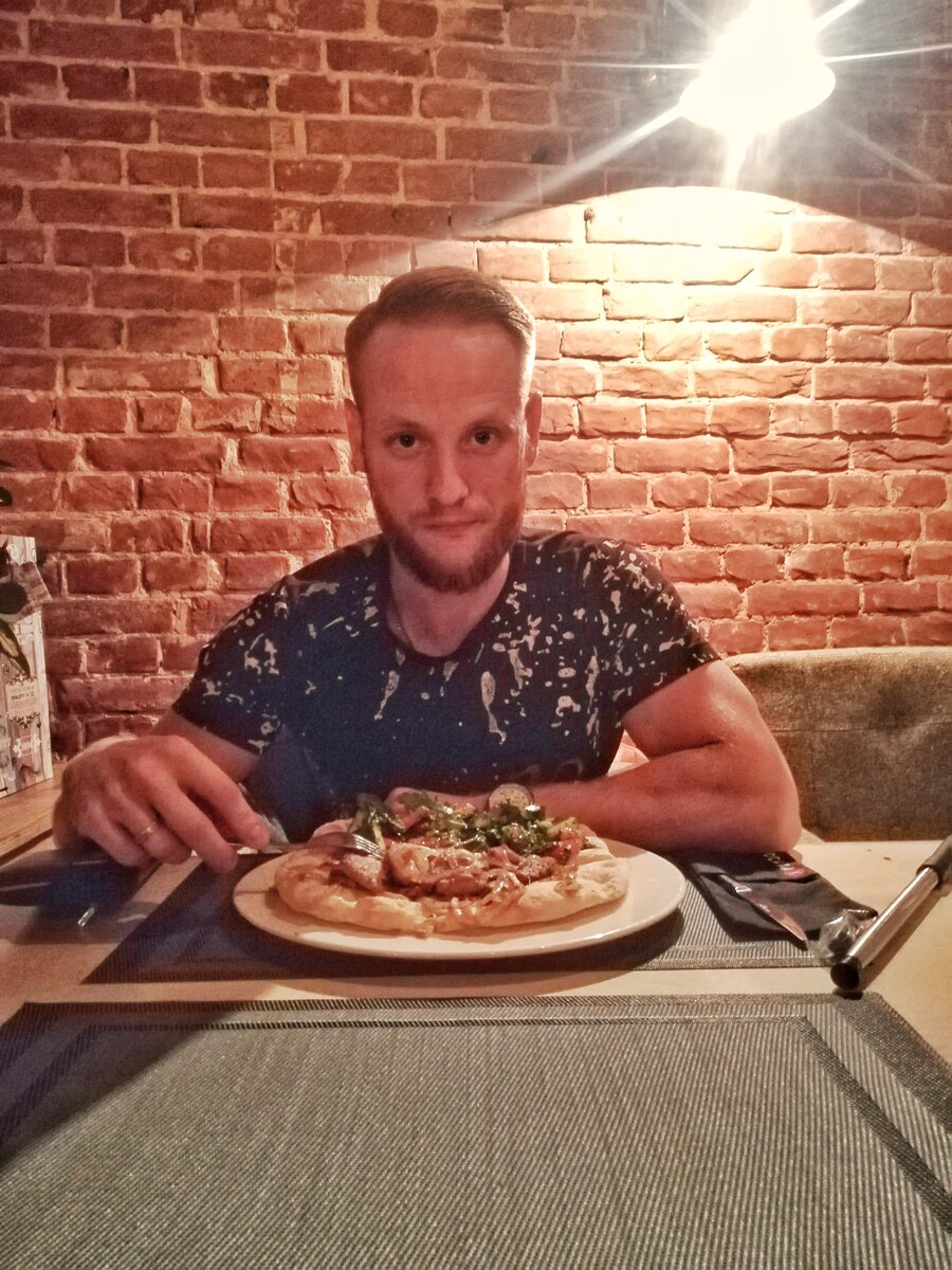 Что же такое КБЖУ, зачем нужно это знать и для чего❗
Цикл постов о переходе на светлую сторону😈
Часть_4
Начало можно прочесть по тегу #Учимся_кушать_правильно
.
Ставим ❤️ и продолжаем познавать азы питания.
.
К-Калорийность рациона состоит из:
▪️Б-Белок - 1 грамм содержит 4 калории.
Важнейшая составляющая нашего организма, строительный материал для клеток. Распадается на аминокислоты, которые участвуют в правильной работе организма, а так же внешний вид человека напрямую зависит от соблюдения нормы получаемого белка.
❌При регулярном дефиците этого элемента портятся волосы, ногти, кожа, слабеет иммунитет, страдают внутренние органы, разрушаются мышечные волокна...
▪️Ж-Жиры - 1 грамм содержит 9 калорий.
Не менее важная составляющая, отвечающая за защиту клеток и внутренних органов. "Секьюрити"😎 нашего организма.
Так же отвечает за цвет и эластичность кожи, здоровье волос, регулирует репродуктивную функцию, иммунитет и даёт энергию организму.
❌Недостаток ведёт:
нарушению репродуктивной функции, боли в суставах, бесконтрольные эмоции, ухудшение зрения, шелушение кожи, недостатку витаминов по причине их не усвоения...
▪️У-Углеводы - 1 грамм содержит 4 калории.
И последняя, но не по значимости составляющая, главный источник бодрости для организма. Из углеводов синтезируется глюкоза, которая циркулирует в крови и обеспечивает клетки необходимой энергией.
Простыми словами это наше топливо.
❌Без углеводов полноценное функционирование и метаболические процессы просто невозможны. Поэтому в рационе углеводы должны присутствовать каждый день и, по мнению диетологов, составлять его основу.
.
Здесь есть небольшая поправка👆🏻
По поводу углеводов, исключение программа питания БУЧ(О ней расскажу позднее)
.
Из этого следует, что просто следить за калорийностью не подходит🤷‍♂️ Так как калории могут быть пустыми например из газировки или от еды перенасыщенной жирами, имеющий плохой состав по углеводам и белкам.
.
В итоге нам следует набирать калории исходя не из цифры общей калорийности дня, а из состава продуктов "БЖУ" только так качественно Вы будете снижать или набирать вес и объёмы.
Для удобства всех подсчётов рекомендую программу "fat Secret" с ней подсчёты гораздо проще и эффективнее.
.
В следующем посте разберём из чего должна состоять продуктовая корзина:
1️⃣Худеющего
2️⃣Набирающего
С Вас цифра в комментарии👇🏻
Всем отличного настроения😉




