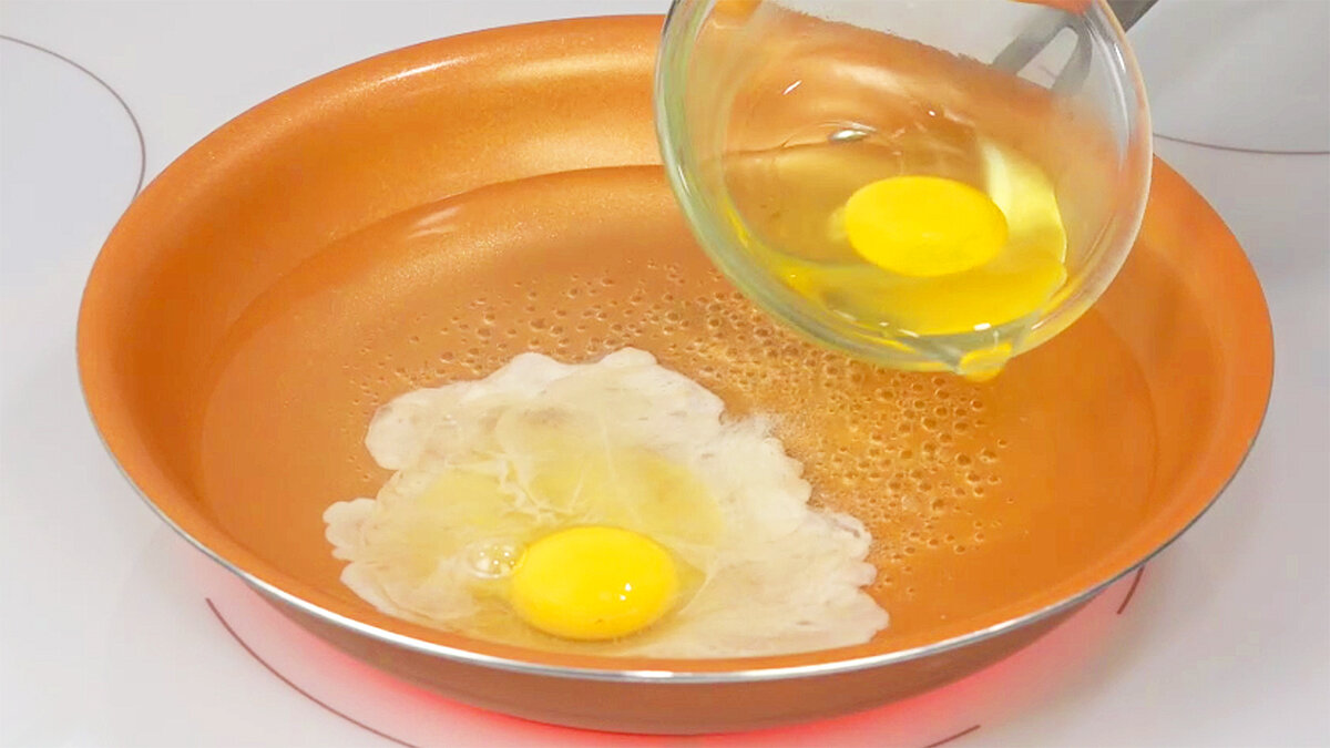 Как правильно жарить глазунью с жидким желтком. Как пожарить яичницу с жидким желтком. Как делать яичницу на воде. Яйцо на воде в сковороде
