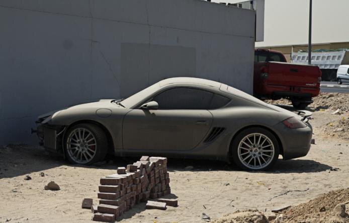 Почему же хозяева бросили такую роскошь? 
Причина в том что многие богатеи после просто обанкротились и им пришлось бежать бросив всё! На некоторых авто даже можно увидеть кредитные документы с извинениями хозяев иномарок.
Местные власти насчитали 129 брошенным, бесхозных автомобилей на улицах Дубая.
Среди них 23 авто считается "элитными"! Среди хозяев даже нашёлся один русский владелец.
Давайте рассмотрим историю одного из "потерящек". Британец чьё авто так же брошено на улице разорился в кризис и задолжал властям около 150 тысяч евро. не придумав не чего лучше он решил покинуть страну бросив в прямом смысле всё но он совершил ошибку. Его авто Ferrari Enzo ( Лимитированная коллекция модели) которых всего навсего 400 шт оценивается в 1 млн долларов за единицу! Многие богачи просто испугались и покинули страну хотя их лошадки могли бы полностью или частично закрыть долги. 