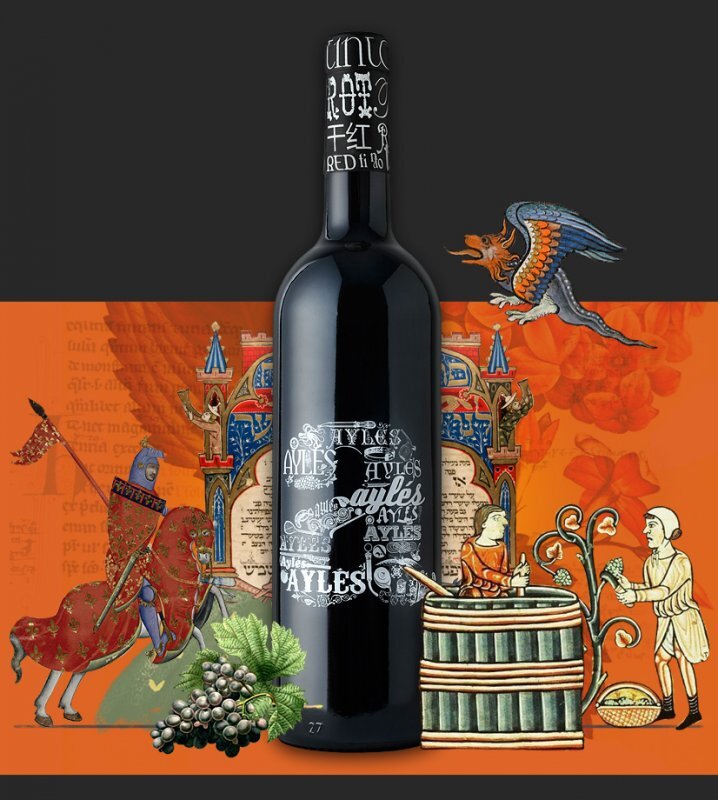 "A" de Ayles" Vino de Pago DO. Красное сухое вино создается из ассамбляжа сортов Мерло, Темпранильо, Гарнача и Каберне Совиньон, выращенных исключительно на виноградниках винодельни. Буква "А" означает деревню Айлис (виноградники компании в окрестностях), и короля Альфонсо, который отвоевал деревню у арабов и вернул ее христианам. 