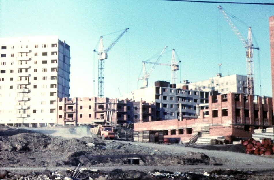 80-е года прошлого века. Строится улица Комсомольская. Фото взято тут: https://severok1979.livejournal.com