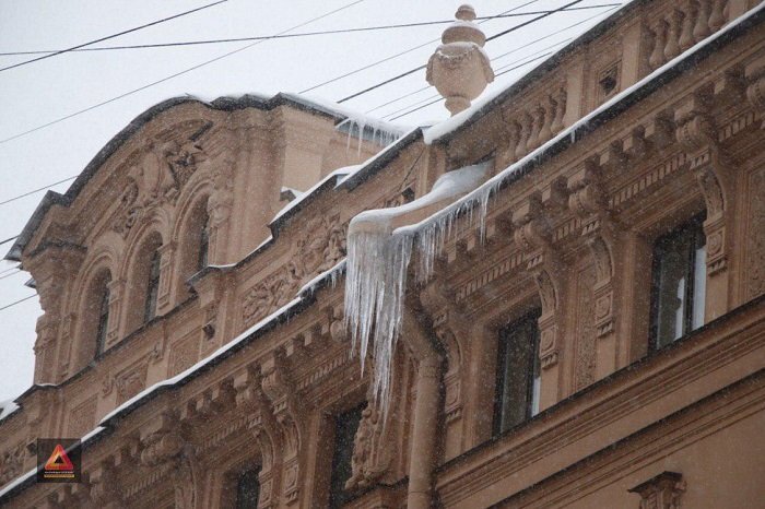 Опасная сосулька на водосточной трубе дома на улице Рубинштейна. Фото ТК "Дворцовая площадь" 
