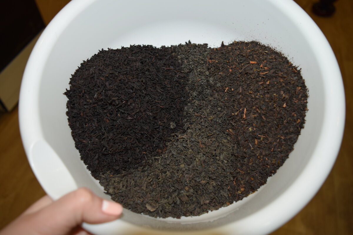 По фото видно, что чай даже разный на вид. 