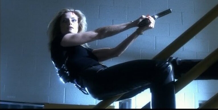 Полфильма я думал, что же неправильного в этой блондинке (Кимберли Уоррен), а потом вдруг дошло: блин, да ведь она просто-напросто отвратительная актриса и не умеет играть... даже блондинок! 