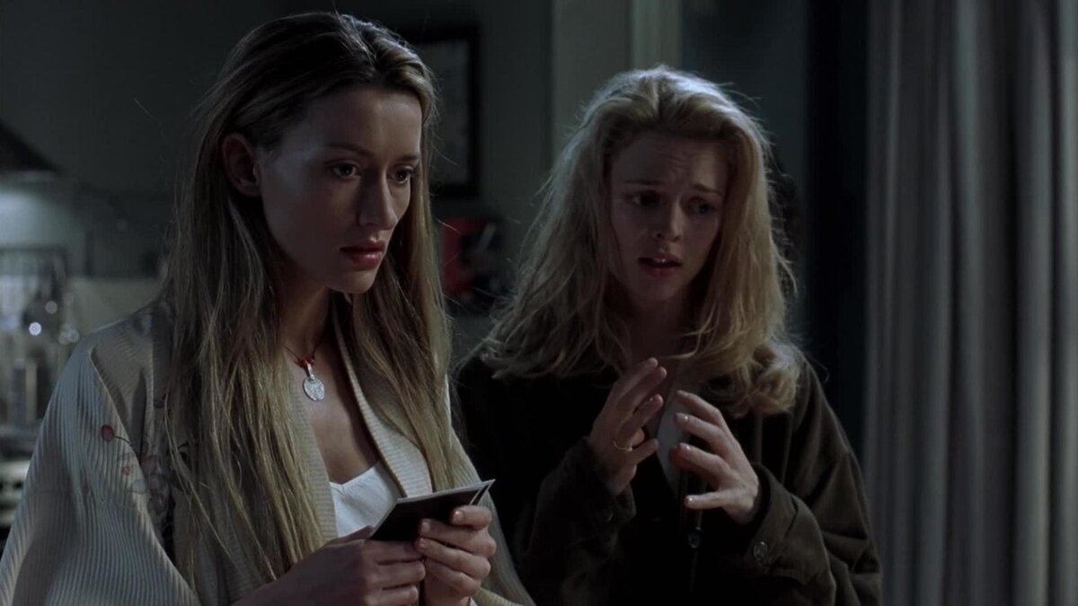 Кадр из фильма "Убей меня нежно" Актриса справа