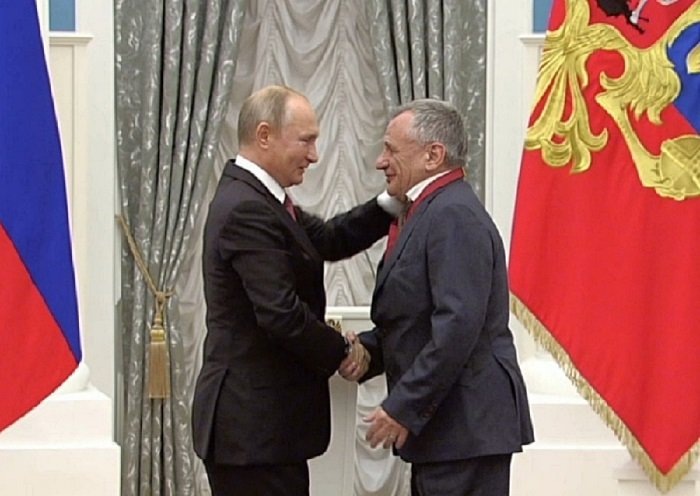 Владимир Путин вручает орден Рудольфу Фурманову. Кадр видеозаписи с официального сайта президента РФ 