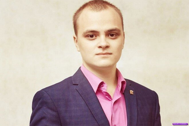 22-летний функционер "Единой России" из Усть-Илимска, обозвавший жителей "стадом баранов" за избрание мэром 28-летней домохозяйки. По которой тоже весьма нелестно отозвался.