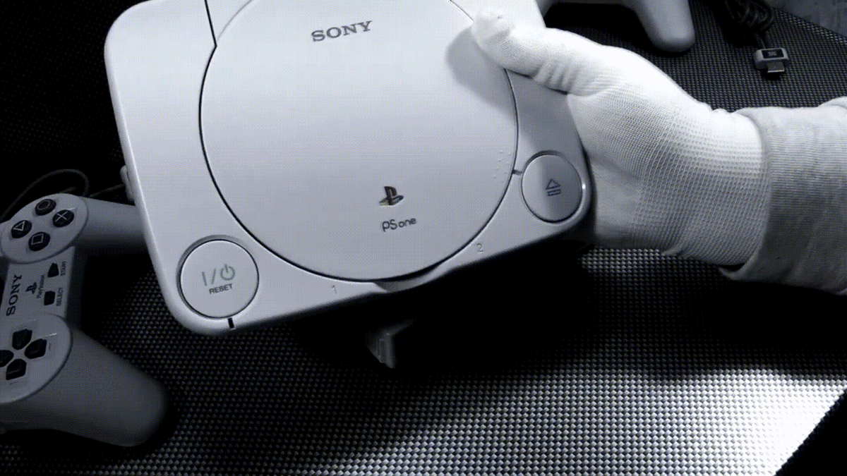 Playstation One и игры от нее. Естественно, некоторые болванки самодельные. А как иначе)
