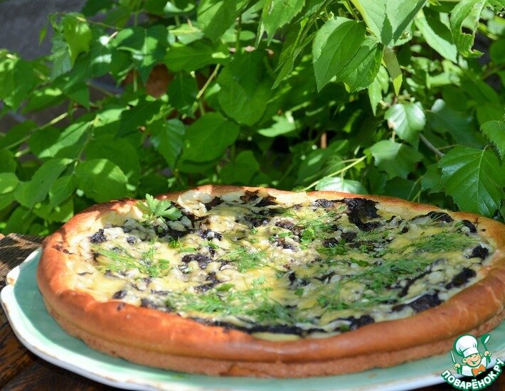 Собраны первые грибы в лесу и мы печём пирог. Большой и сытный, с картофелем и грибной икрой, под сыром. К чаю или на второе, близкие вам скажут: "огромное спасибо!". Не проходите мимо, любители грибных блюд.