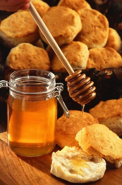 Можно ли класть мед в горячий чай или выпечку?